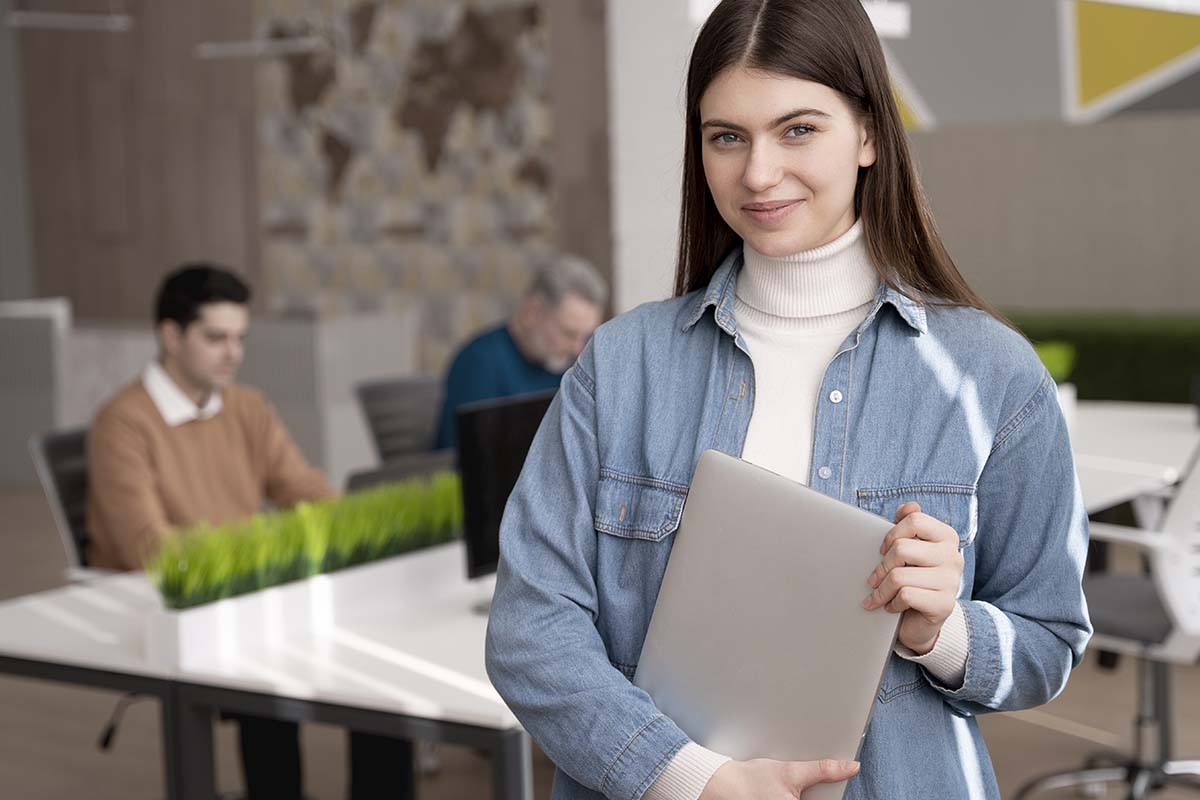 Ragazza che fa tirocinio formativo